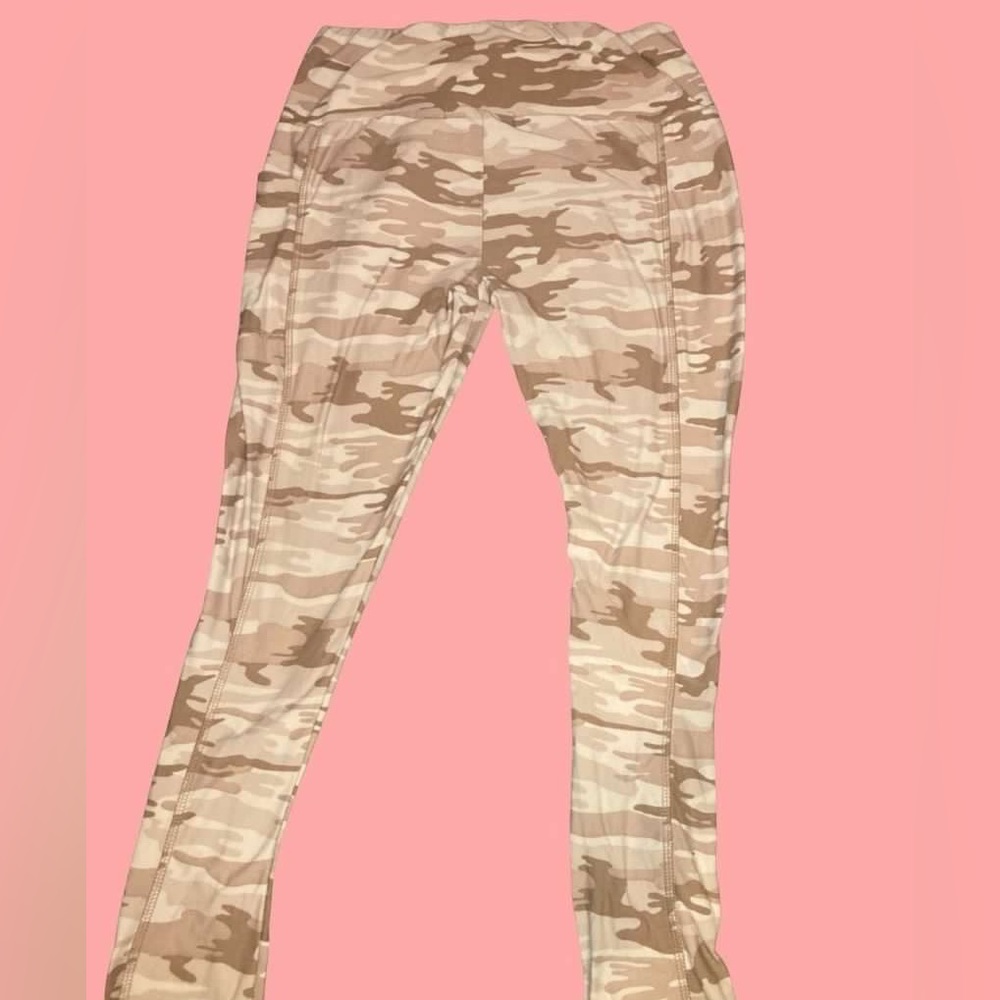 Light camo leggings with side pocket size medium